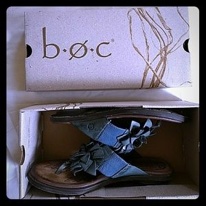 b.o.c blue leather flip flops